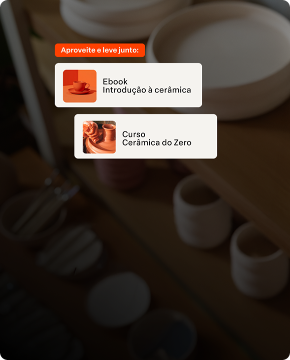 Tela de um celular mostrando uma oferta de um e-book sobre introdução à cerâmica, ao lado de utensílios de cerâmica brancos e uma xícara na mesa
